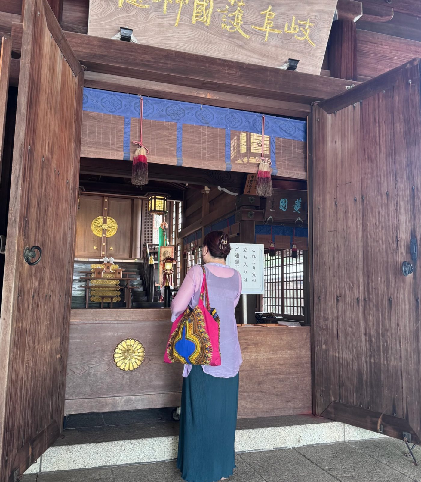 岐阜護國神社で参拝する後ろ姿